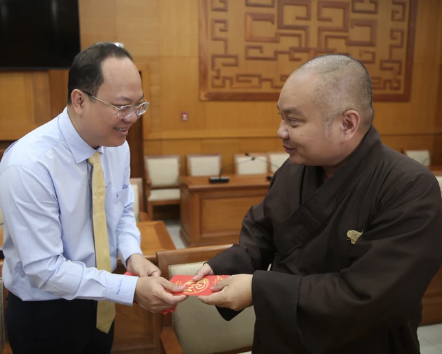 Phó Bí thư Thành ủy TP.HCM Nguyễn Hồ Hải chúc mừng Xuân Quý Mão đến Thượng tọa Thích Trung Nguyện tại buổi gặp, chúc mừng Đảng bộ TP.HCM
