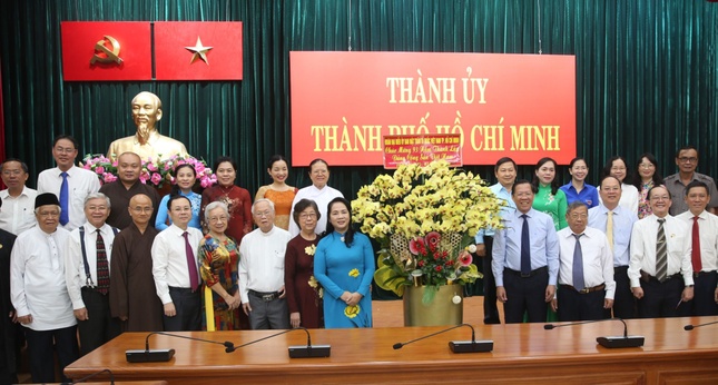Bà Trần Kim Yến, Chủ tịch UBMTTQVN TP.HCM làm trưởng đoàn gồm các nhân sĩ, trí thức, dân tộc, tôn giáo của TP.HCM chúc mừng Đảng bộ TP.HCM