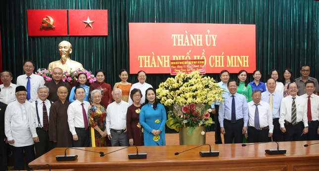 Bà Trần Kim Yến, Chủ tịch UBMTTQVN TP.HCM làm trưởng đoàn gồm các nhân sĩ, trí thức, dân tộc, tôn giáo của TP.HCM chúc mừng Đảng bộ TP.HCM