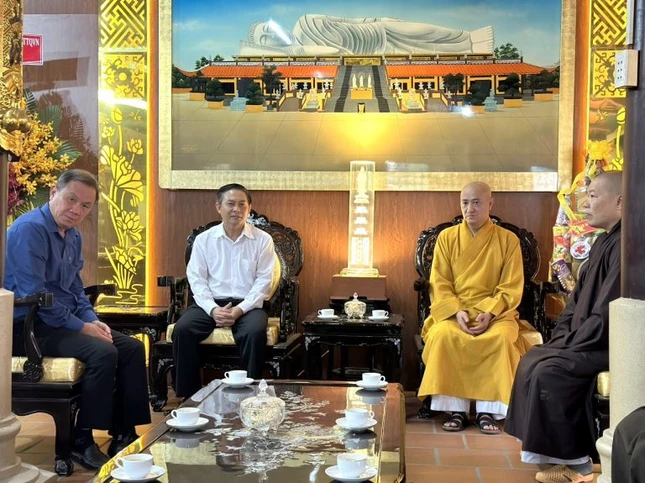 Hòa thượng Thích Huệ Thông tiếp lãnh đạo Ban Dân vận Tỉnh ủy tỉnh Bình Dương Hòa thượng Thích Huệ Thông tiếp lãnh đạo Ban Dân vận Tỉnh ủy tỉnh Bình Dương