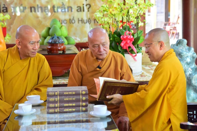 Thượng tọa Thích Nhật Từ giới thiệu về Đại tạng kinh Phật giáo VN