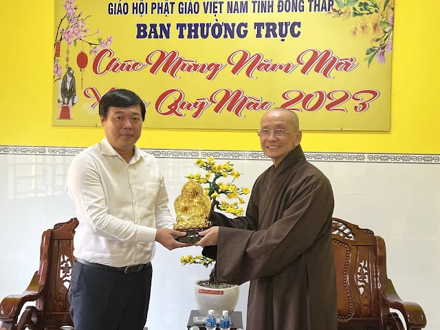 Hòa thượng Thích Chơn Minh tặng tôn tượng Phật đến Bí thư Tỉnh ủy Lê Quốc Phong