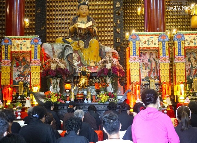 Đông đảo Phật tử về chùa Vạn Phật tụng kinh nhân ngày sáng nay 14 tháng Giêng năm Quý Mão Đông đảo Phật tử về chùa Vạn Phật tụng kinh nhân ngày sáng nay 14 tháng Giêng năm Quý Mão