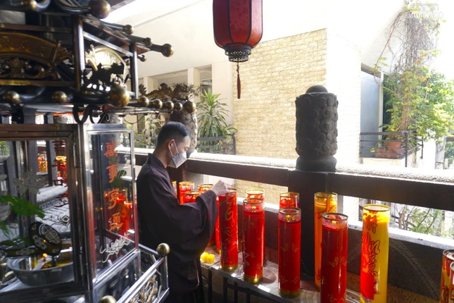 Tất cả đèn dầu đã được thay bằng nến sáp bơ