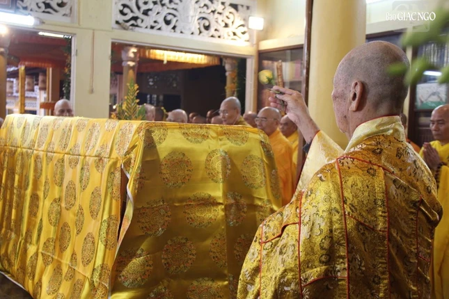 Trưởng lão Hòa thượng Thích Lưu Hòa cử hành sái tịnh kim quan