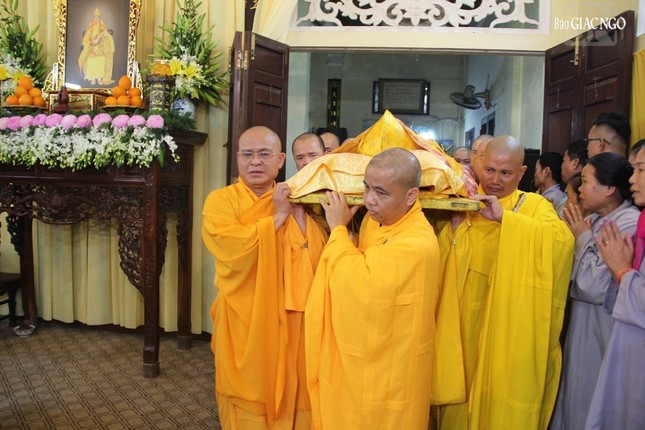 Cung thỉnh nhục thân Trưởng lão rời thiền thất Cung thỉnh nhục thân Trưởng lão rời thiền thất