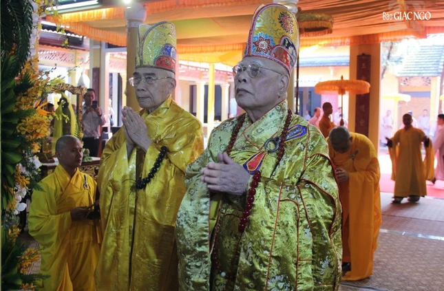 Nhị vị Hòa thượng chấp lệnh