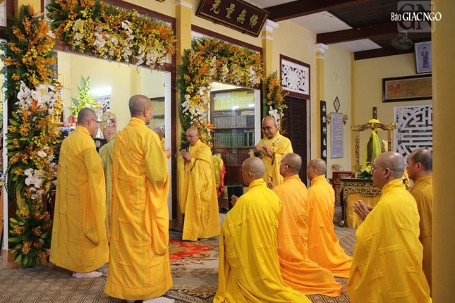 Môn đồ đệ tử thọ tang tôn sư