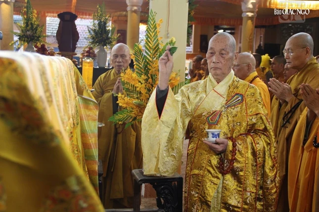 Trưởng lão Hòa thượng Thích Lưu Hòa cử hành sái tịnh kim quan