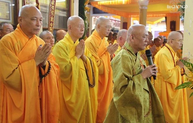 Chư tôn hộ niệm