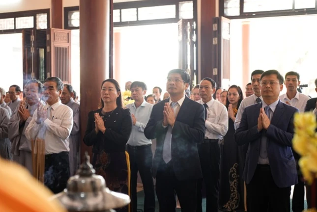 Đại diện các cơ quan cầu nguyện trước Tam bảo