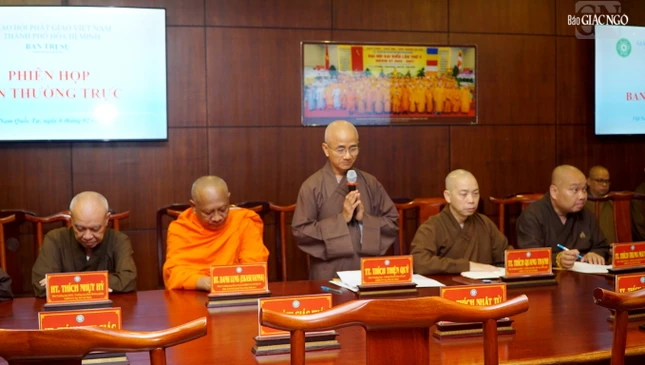 Thượng tọa Thích Thiện Quý thay mặt Ban Thư ký trình một số hoạt động Phật sự