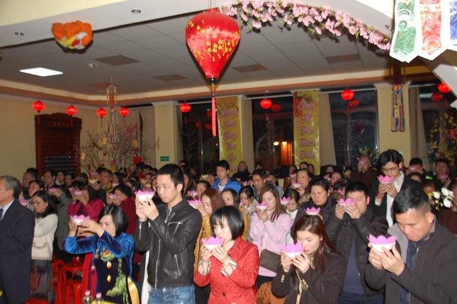 Phật tử thắp nến cầu nguyện