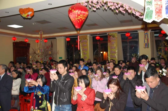 Phật tử thắp nến cầu nguyện