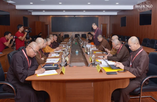 Quang cảnh buổi họp