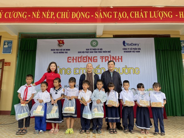 Đại đức Thích Huệ Trọng, Phó Trưởng Thường trực Ban Từ thiện xã hội GHPGVN tỉnh trao quà đến các em học sinh Đại đức Thích Huệ Trọng, Phó Trưởng Thường trực Ban Từ thiện xã hội GHPGVN tỉnh trao quà đến các em học sinh