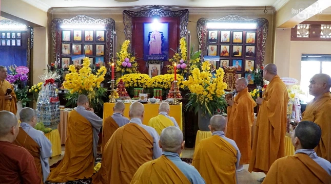 Thành kính đảnh lễ trước hương án Ni trưởng tại Tổ đường chùa Từ Nghiêm