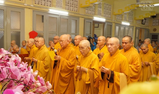 Chư tôn đức giáo phẩm chứng minh, Ban Trị sự GHPGVN TP.HCM, chư Ni Phân ban Ni giới T.Ư, TP.HCM đã niêm hương tưởng niệm cố Ni trưởng Thích nữ Như Thanh