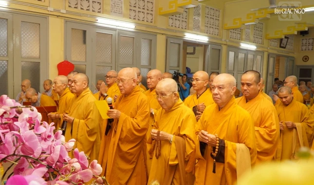 Chư tôn đức giáo phẩm chứng minh, Ban Trị sự GHPGVN TP.HCM, chư Ni Phân ban Ni giới T.Ư, TP.HCM đã niêm hương tưởng niệm cố Ni trưởng Thích nữ Như Thanh