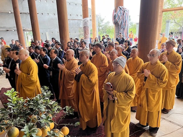 Chư tôn đức cùng đại diện lãnh đạo địa phương niêm hương lễ Phật