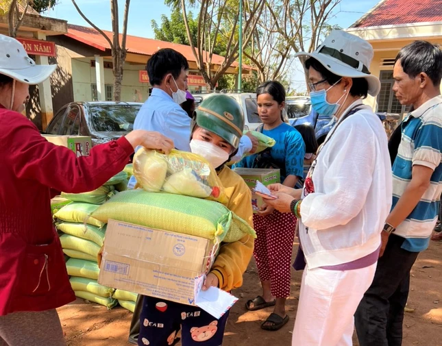Hộ nghèo tại địa phương nhận quà