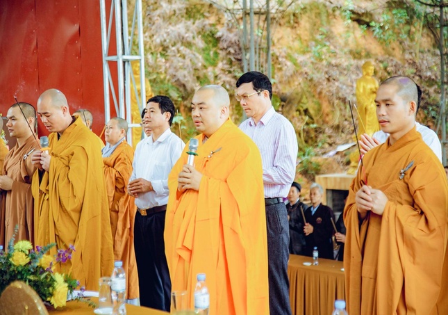 Niêm hương thành kính tưởng niệm Đức Tam Tổ Trúc Lâm Huyền Quang