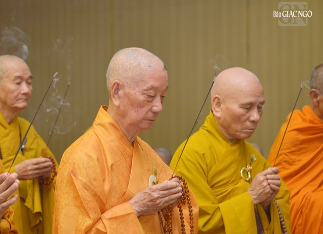 Chư tôn đức giáo phẩm niêm hương tưởng niệm