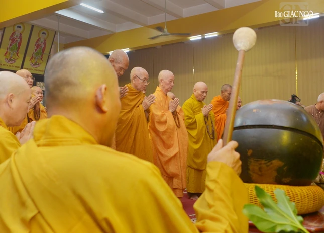 Chư tôn đức dâng nén tâm hương tưởng niệm