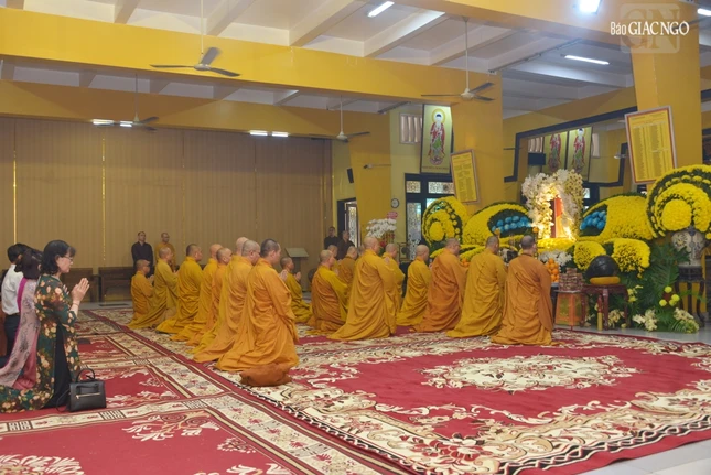 Quang cảnh lễ tưởng niệm tại tổ đình Vĩnh Nghiêm