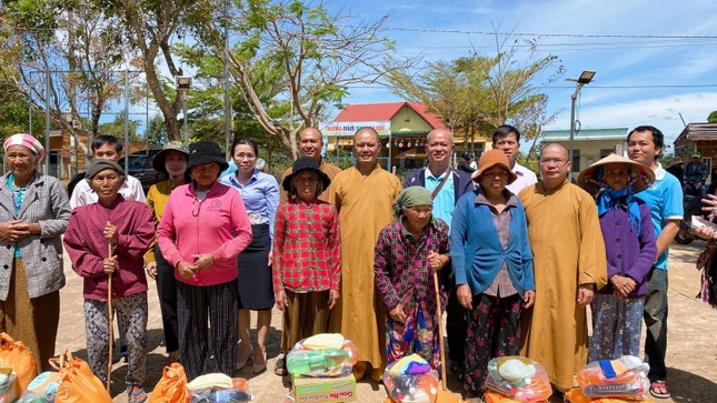 Trao quà đến bà con khó khăn tại địa phương
