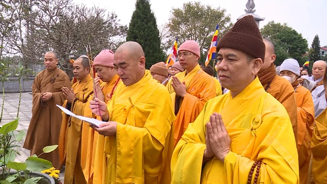 Tưởng niệm Đại lão Hòa thượng trước bảo tháp trong khuôn viên tổ đình Đại Thành