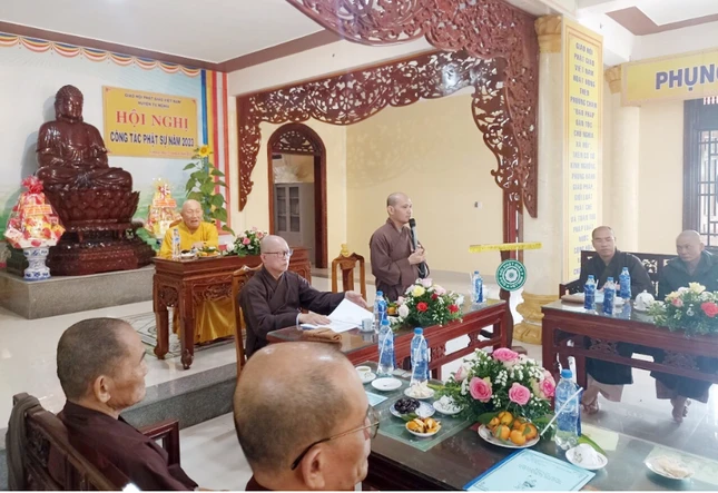 Đại đức Thích Nhuận Tiến phát biểu tại buổi họp
