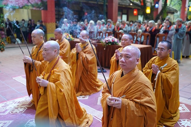 Chư tôn đức niêm hương Tam bảo