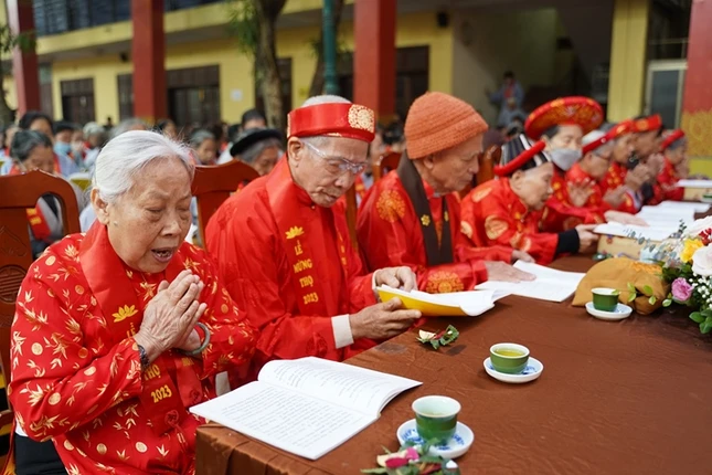 Phật tử cao niên tại lễ chúc thọ do chùa Bằng tổ chức Phật tử cao niên tại lễ chúc thọ do chùa Bằng tổ chức