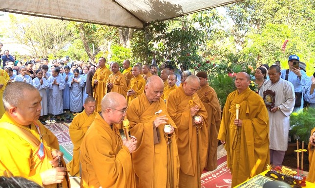 Chư tôn đức sái tịnh tại lễ đặt đá khởi công chánh điện chùa Phước Điền