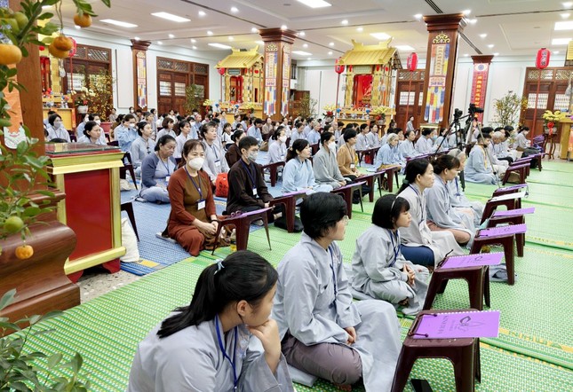 Phật tử tham dự khóa tu Bát quan trai do tu viện Vĩnh Nghiêm tổ chức