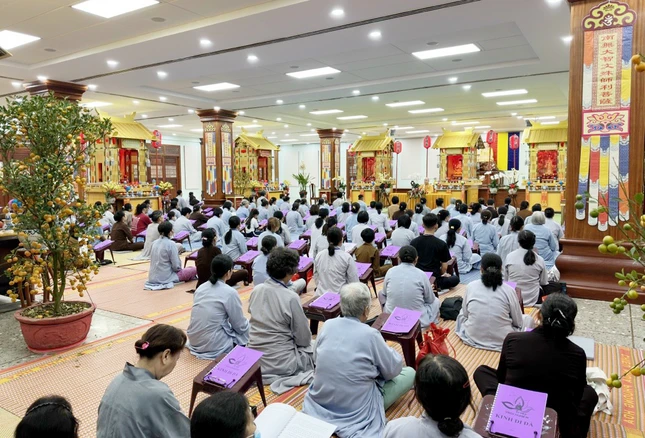 250 Phật tử tham gia khóa tu Bát quan trai tại tu viện Vĩnh Nghiêm - Ảnh: CTV