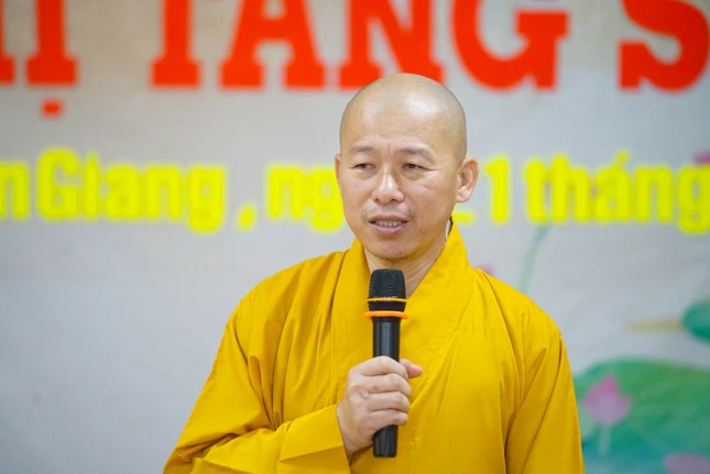 Thượng tọa Thích Minh Nhẫn phát biểu khai mạc hội nghị Thượng tọa Thích Minh Nhẫn phát biểu khai mạc hội nghị