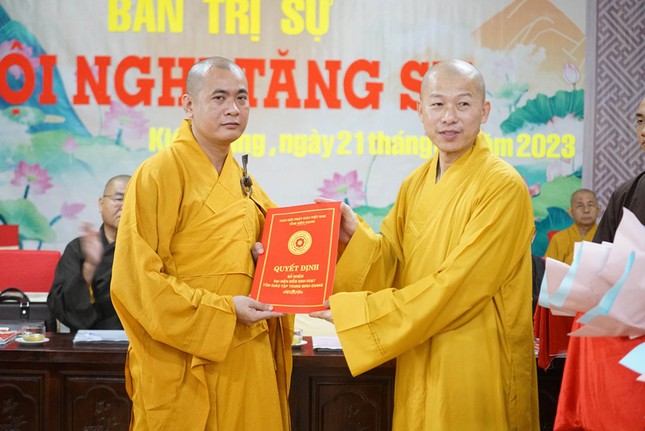 Trao quyết định đến Tăng Ni đại diện các điểm sinh hoạt tôn giáo tập trung Trao quyết định đến Tăng Ni đại diện các điểm sinh hoạt tôn giáo tập trung