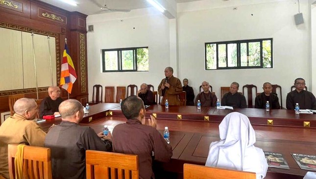 Chư tôn đức giáo thọ trao đổi kinh nghiệm giảng dạy