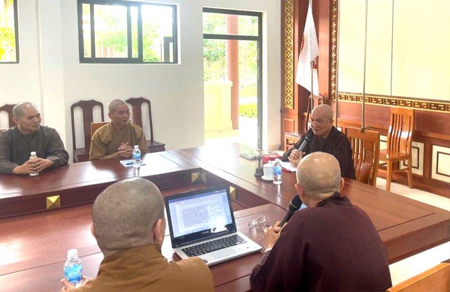 Hòa thượng Thích Minh Thông chủ trì buổi họp