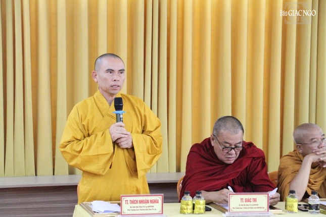 Thượng tọa Thích Nhuận Nghĩa, Phó Trưởng ban Thường trực Ban Trị sự tỉnh phát biểu tại buổi họp