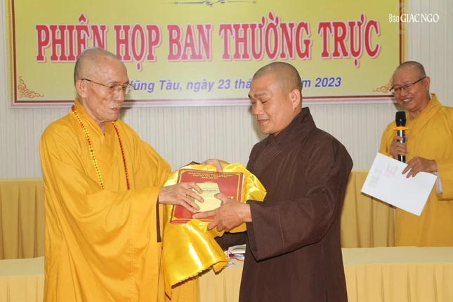Hòa thượng Trưởng ban Trị sự tỉnh đã trao quyết định đến Đại đức Thích Nhuận Chính