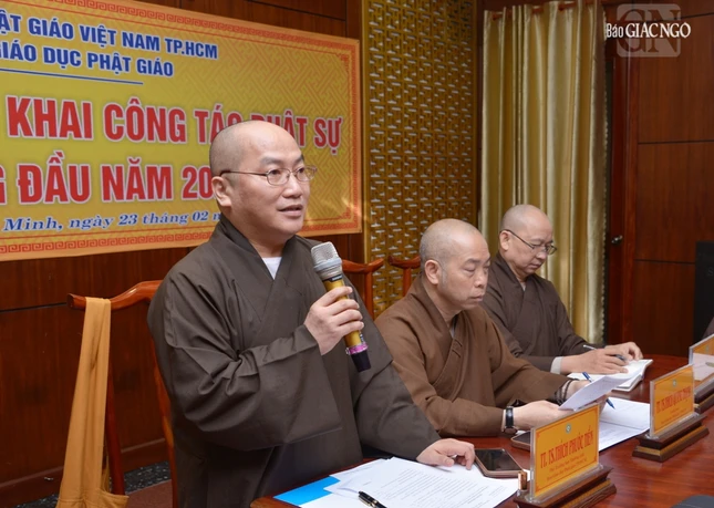 Thượng tọa Thích Phước Tiến, Phó Trưởng Thường trực Ban Giáo dục Phật giáo TP.HCM phát biểu đóng góp tại buổi họp