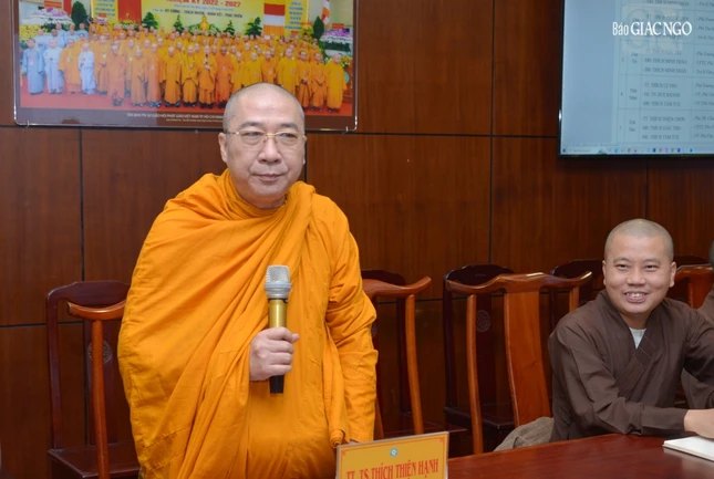 Thượng tọa Thích Thiện Hạnh đóng góp ý kiến tại buổi họp