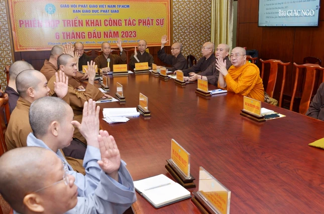 Thành viên Ban Giáo dục Phật giáo TP.HCM biểu quyết thống nhất các Phật sự