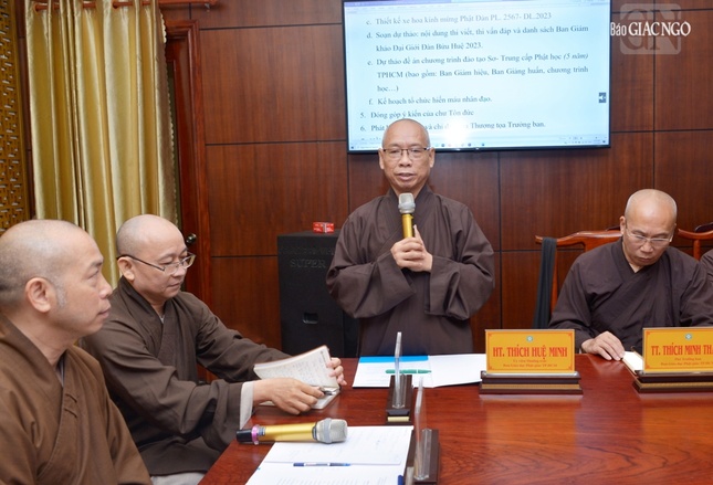 Thượng tọa Thích Huệ Minh, Ủy viên Thường trực Ban Giáo dục Phật giáo TP đóng góp ý kiến