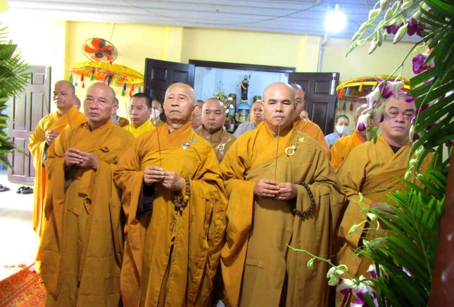 Ban Trị sự GHPGVN TX.Ninh Hòa cùng các ban trực thuộc niêm hương tưởng niệm