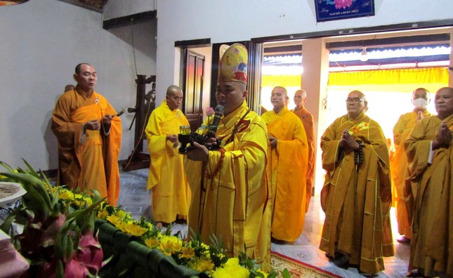 Chư tôn đức thực hiện nghi thức nhập kim quan Chư tôn đức thực hiện nghi thức nhập kim quan