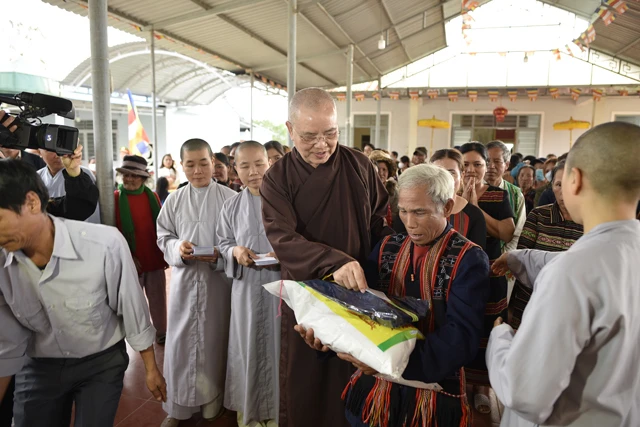 Hòa thượng Thích Huệ Phước trao quà đến bà con vùng cao H.A Lưới Hòa thượng Thích Huệ Phước trao quà đến bà con vùng cao H.A Lưới
